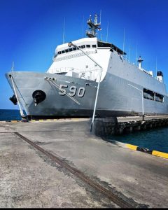 Tertahan Tak Bisa Berlayar, Bupati Gresik Fasilitasi Warga Bawean dengan Kapal Perang TNI AL