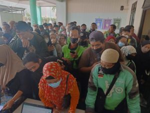 Ribuan Warga Padati Kantor PWNU Jawa Timur Terima Kacamata Gratis