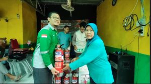 Antisipasi Kebakaran, Pengmas LPPM UNUSA Beri Alat Pemadam Kebakaran kepada Warga Maspati