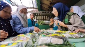 Peringati Hari Ibu, LAZISNU Wonocolo Bagikan Sayur Gratis untuk Perbaikan Gizi