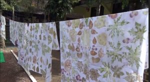 Implementasi Kurikulum Merdeka Belajar, Siswa SMPN 2 Praktik Membatik Eco Print