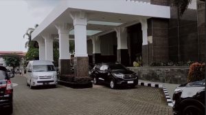 Kantor Sekdaprov Jatim Digeledah, KPK Amankan 3 Koper