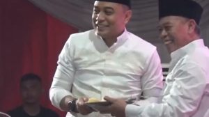 Dinilai Berprestasi, Eri Cahyadi Dapat Potongan Tumpeng Spesial dari Ketua DPD PDIP