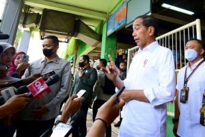 Presiden Jokowi Cek Harga Bahan Pangan di Pasar Wonokromo