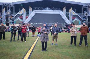 H-2 Resepsi 1 Abad NU, Khofifah Semangati Penampil Paper Mob di Stadion Gelora Delta