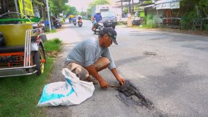 Jalan Mulus Lamongan hanya Gembar-gembor? Begini Aksi Tukang ‘Bela’ Tambal Jalan Berlubang
