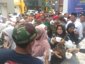 1 Abad NU, Muhammadiyah Berbagi Makanan Gratis untuk Jamaah NU