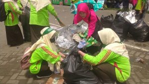Ribuan Pelajar Antusias Bersihkan Sampah di Sekitar GOR Delta Sidoarjo