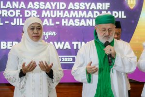 Angkat Khofifah Saudara Dunia Akhirat, Syeikh Fadhil Hadiahkan Kitab Tafsir Aljaylani dan Pesankan Dua Hal ini