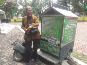 Bukti Cinta pada NU, Zuber Warga Asal Tulungagung Nekat Naiki Vespa sampai Sidoarjo