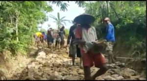 Infrastruktur Luput dari Perhatian, Warga Kangean Gotong-royong Bangun Jalan