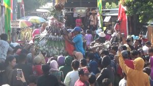 Ruwat Dusun Ricuh, Ribuan Warga Berebut Tumpeng Hasil Bumi