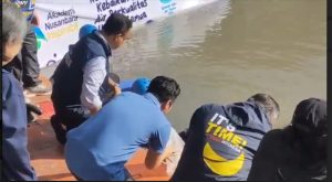 Anies Baswedan Lepas 5000 Benih Ikan di Sungai Kalimas