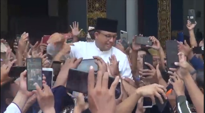 Shalat di Masjid Al Akbar, Anis Baswedan Dikerumuni Ribuan Pendukung