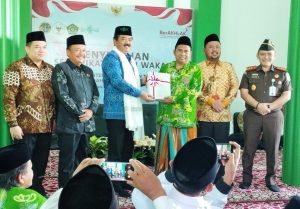 Pasca MoU dengan PBNU, Menteri Hadi Tjahjanto Serahkan 62 Sertifikat Tanah Wakaf di PCNU Gresik