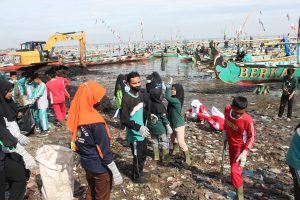 Peduli Lingkungan, Pelajar NU Pasuruan Bersih-Bersih Pantai