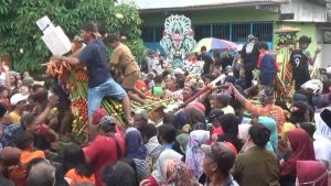 Tradisi Ruwat Desa, Ribuan Warga Wunut Berebut Gunungan Hasil Bumi