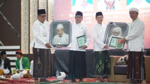 Dua Pendiri NU Sumenep Terima Penghargaan 1 Abad NU