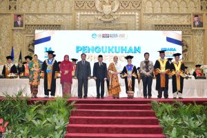 Hadiri Pengukuhan Guru Besar Putri Wapres RI, Gubernur Khofifah Ucapkan Selamat dan Apresiasi Orasi Ilmiah tentang Kepastian Hukum Produk Halal
