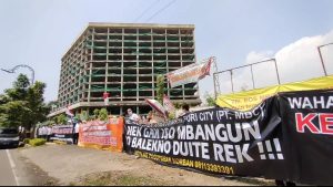 Puluhan Pembeli Apartemen Puri City yang Mangkrak Gelar Aksi Tuntut Pengembalian Uang