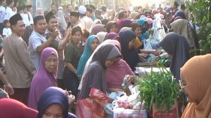 Tradisi Unik Sambut Ramadhan, Ratusan Warga Berebut Aneka Sayuran Gratis