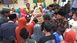 Tradisi Mengengan, Gunungan Apem Direbut Warga Kelurahan Celep Sidoarjo