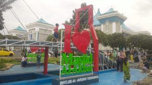 Taman Masjid Al Akbar Surabaya Jadi Tempat Favorit Ngabuburit Keluarga
