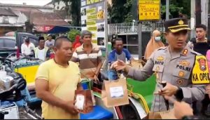 Berbagi Kebahagiaan, Polres Pasuruan Bagikan Sembako dan Takjil Gratis
