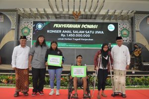 Rumah Sedekah NU dan SEKBER AREMA Serahkan Donasi Rp 1,45 Miliar untuk Korban Kanjuruhan