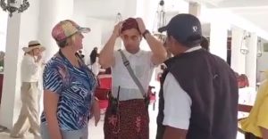 Takjub dengan Keindahan Motifnya, 160 Turis Mancanegara Borong Kain Batik dan Blankon Khas Sumenep