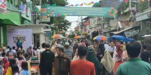 Ratusan Warga Gresik Berburu Menu Takjil di Kampung Halal