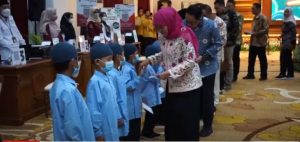 Gubernur Khofifah Salurkan Zakat Lewat Baznas Jatim
