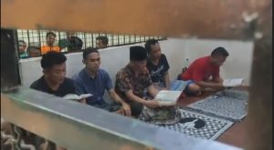 Momentum Ramadhan, Tahanan Polsek Tenggilis Gelar Pengajian dan Khataman Al Quran hingga Bertaubat