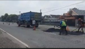 Antisipasi Lonjakan Arus Mudik Lebaran, Jalur Provinsi Balongbendo-Sidoarjo Mulai Diperbaiki