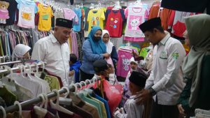 Ketua PWNU Jatim Belanja Baju Lebaran Bersama 100 Anak Yatim