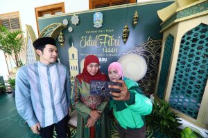 Open House Lebaran Pertama, Momen Masyarakat Melihat dari Dekat Gedung Negara Grahadi