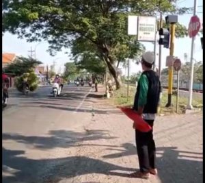 Ranting NU Ini Keren, Siagakan Relawan di Perempatan Jalan Raya dengan Lintasan KA Tanpa Palang Pintu