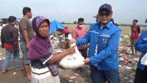Safari Ramadhan, KNPI Sidoarjo Sebar 150 Paket Sembako dan Makanan kepada Pemulung TPA Jabon
