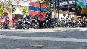 Jelang Lebaran, Juru Parkir Dadakan Ketiban Rejeki