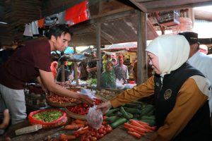 Tinjau Pasar Wage Nganjuk, Gubernur Khofifah Pantau Harga Bahan Pokok dan Pastikan Stok  Aman