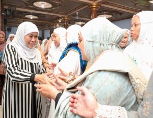 Shalat Tarawih di Masjid Jami’ Tegalsari Ponorogo, Gubernur Khofifah Kagumi Perpaduan Nuansa Spritual dan Kultural Bangunan Abad ke-18