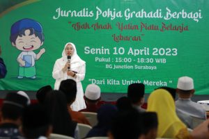 Berbagi Kebahagiaan, Jurnalis Pokja Grahadi Ajak Puluhan Anak Yatim Belanja Baju Lebaran