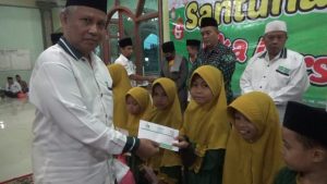Berbagi Kebahagiaan, Puluhan Anak Yatim Terima Santunan Lazisnu Ranting Sepande Candi