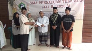 3 Siswa SMA Persatuan Dapat Reward Uang THR