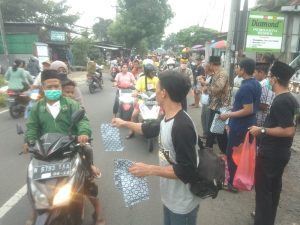 Indahnya Berbagi, Alumni STM Walisongo 97 Gempol Berbagi Ratusan Takjil Bagi Pengendara