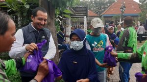 Bantu Warga Miskin, HIPMI Gresik Bagi 1000 Sembako Gratis