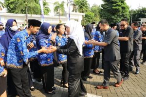 Pimpin Apel Pagi Jelang Cuti Bersama Lebaran, Gubernur Khofifah Larang ASN Pemprov Jatim Mudik Gunakan Mobil Dinas