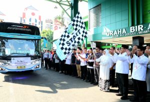 Lepas 445 Jemaah Haji Kloter Pertama Embarkasi Surabaya, Khofifah: Waspadai Covid-19 MERS