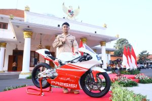 Pembalap Mario Aji Jadi Duta Pramuka Jatim, Gubernur Khofifah : Energi Baru Hadapi Laga Moto3 GP Seri 6