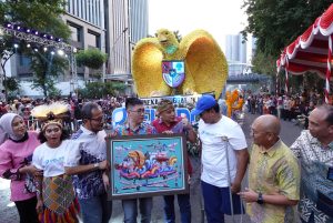 HUT KE-730 Kota Surabaya, Vincent Prijadi Pelukis Autis Berikan Kado Lukisan Mobil Hias Pelindo kepada Wali Kota